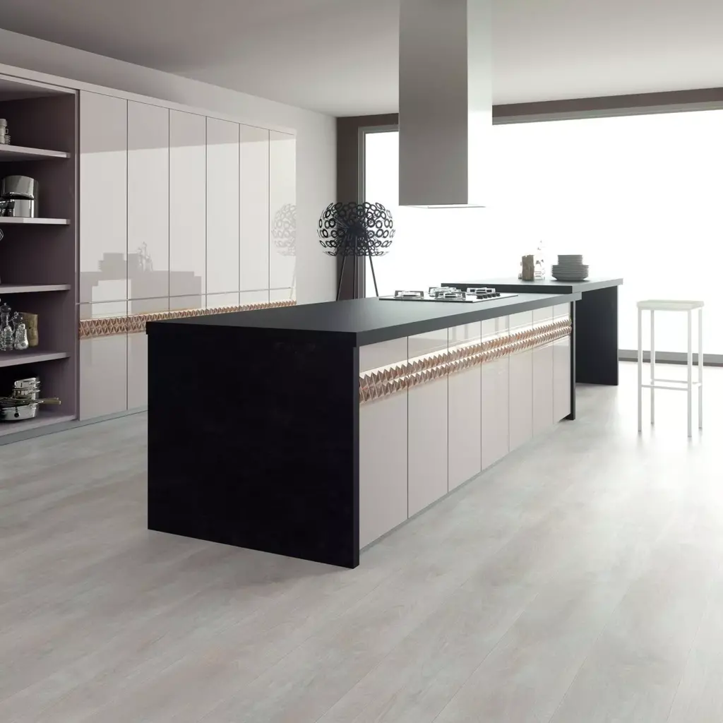 Cocina moderna con isla central y muebles de color gris y negro, diseñada por Akre Cocinas.