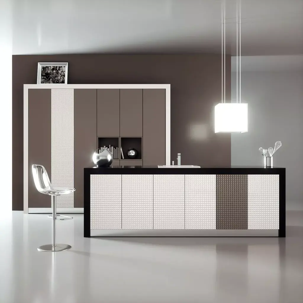 Cocina moderna de diseño minimalista con muebles en tonos blancos y marrones, lámpara colgante y taburete transparente. Cocina de Akre Cocinas en Málaga.